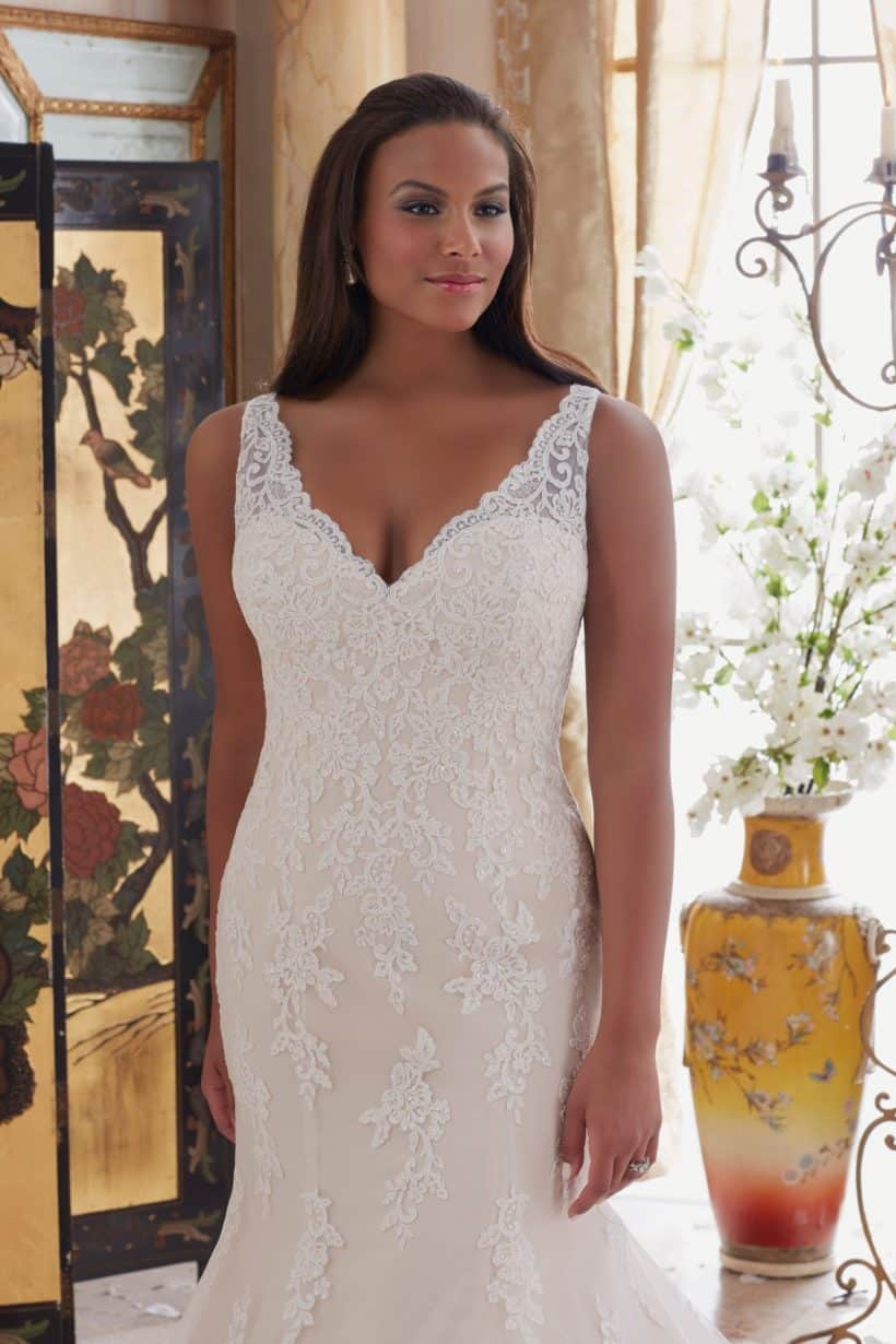 morilee-curve-plus-size-3202-03 Plus size menyasszonyi ruha molett, duci menyasszonyoknak a Morilee-től. Csipke sellő eskuvoi ruha széles vállpántokkal nagyobb méretű mellkosárral a biztos tartás érdekében. Style. 3202 Közelről