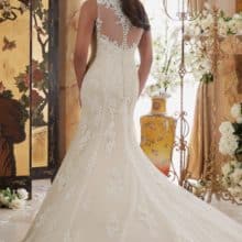 morilee-curve-plus-size-3202-04 Plus size menyasszonyi ruha molett, duci menyasszonyoknak a Morilee-től. Csipke sellő eskuvoi ruha széles vállpántokkal nagyobb méretű mellkosárral a biztos tartás érdekében. Style. 3202 Hátulról