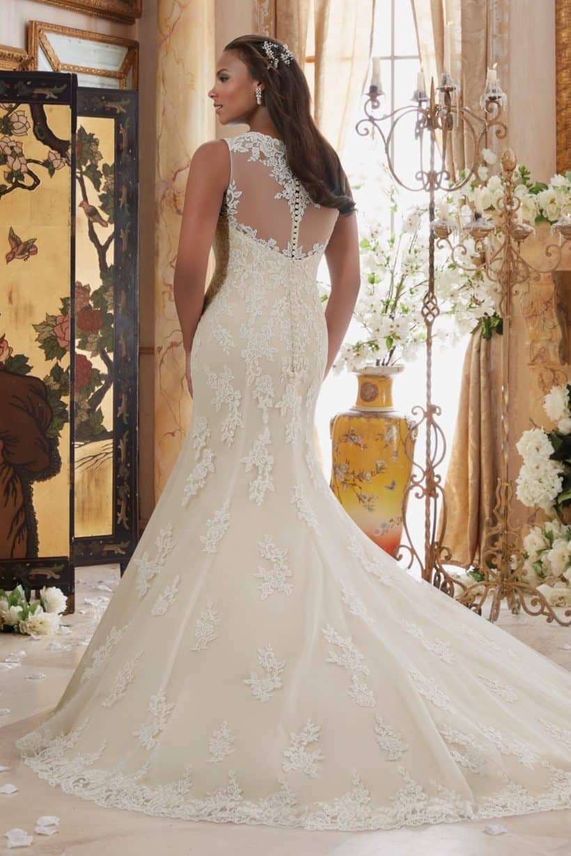 morilee-curve-plus-size-3202-04 Plus size menyasszonyi ruha molett, duci menyasszonyoknak a Morilee-től. Csipke sellő eskuvoi ruha széles vállpántokkal nagyobb méretű mellkosárral a biztos tartás érdekében. Style. 3202 Hátulról