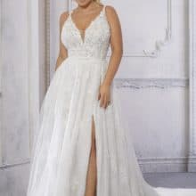 Szexi, fiatalos, moder, plus size esküvői ruha a Morilee-től molett menyasszonyoknak. Style: 3330