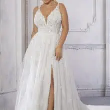 Nagyméretű menyasszonyi ruha sliccelt szoknyával.