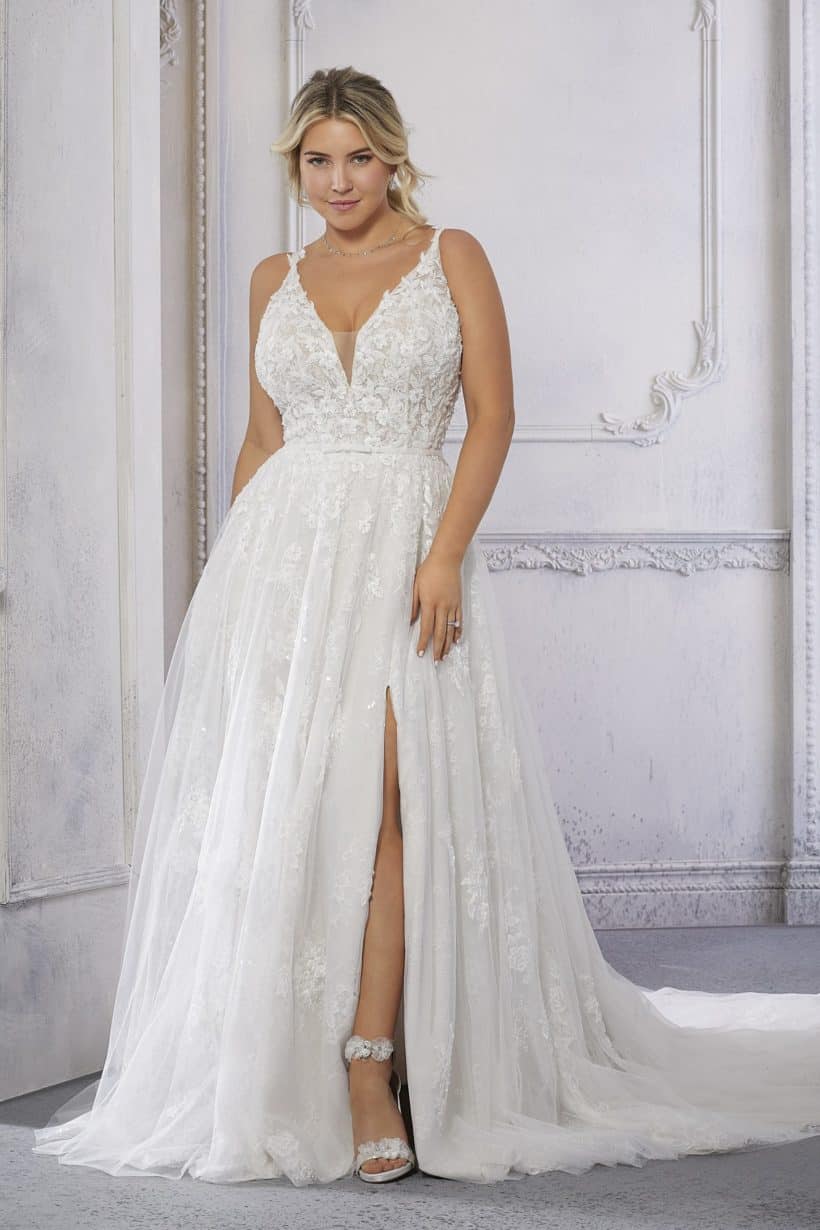 Szexi, fiatalos, moder, plus size esküvői ruha a Morilee-től molett menyasszonyoknak. Style: 3330