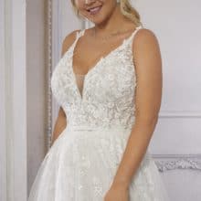 Szexi, fiatalos, moder, plus size esküvői ruha a Morilee-től molett menyasszonyoknak. Style: 3330 Közelről