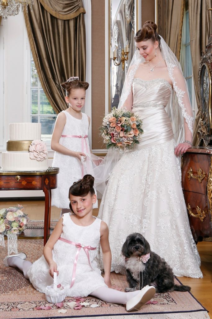 Esküvő Trend magazin által szervezett menyasszonyi ruha fotózáson az Ybl villában Bibi, az Eklektika szalon kiskutyája