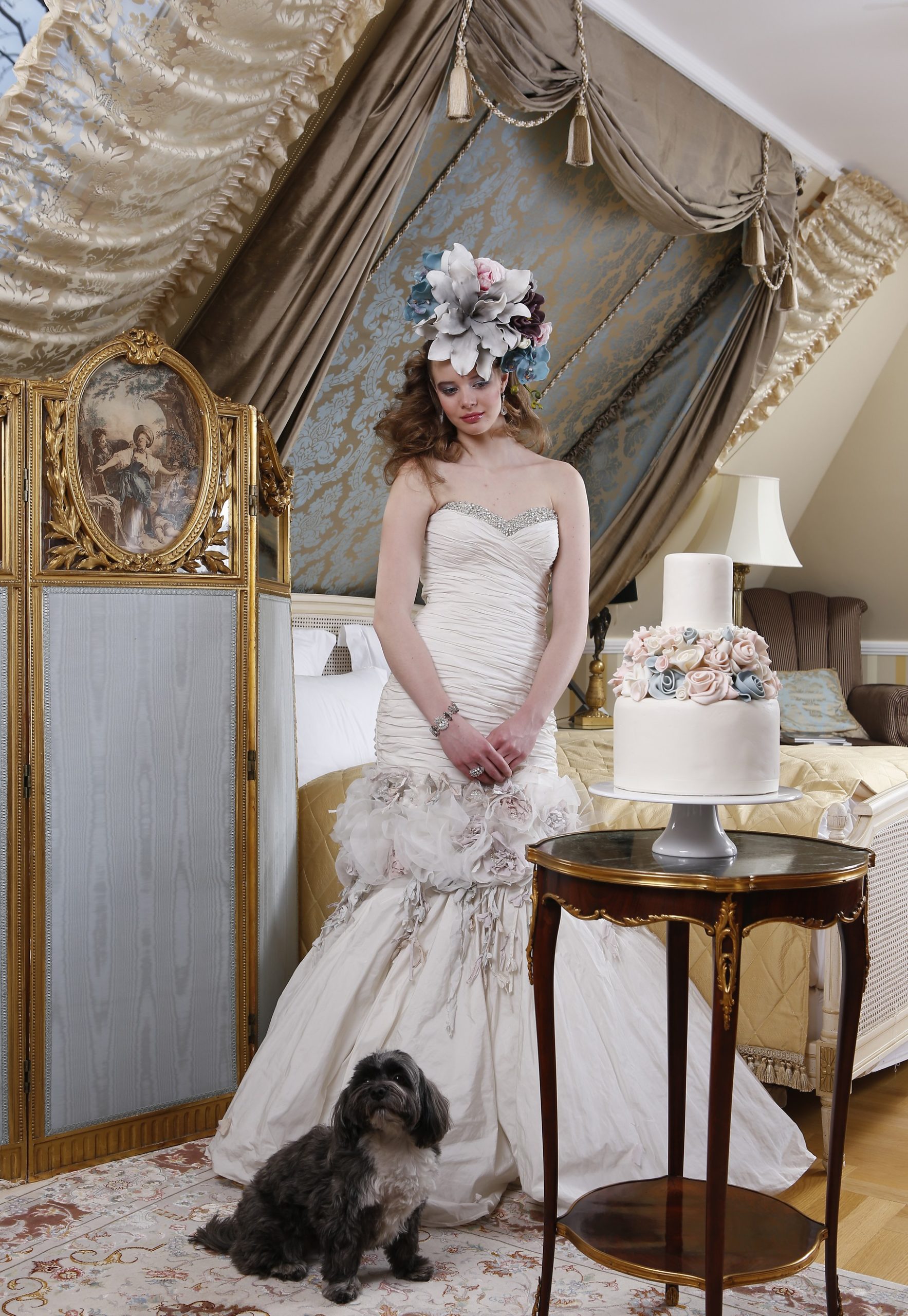 Esküvő Trend magazin által szervezett menyasszonyi ruha fotózáson az Ybl villában Bibi, az Eklektika szalon kiskutyája2