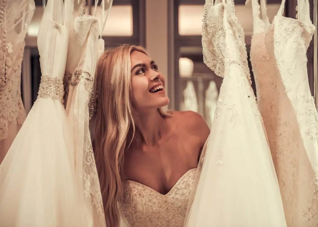 Menyasszonyi ruhák között