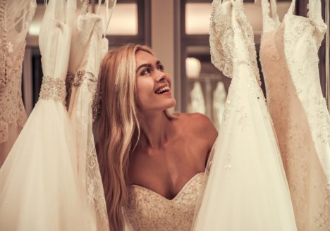 Menyasszonyi ruhák között