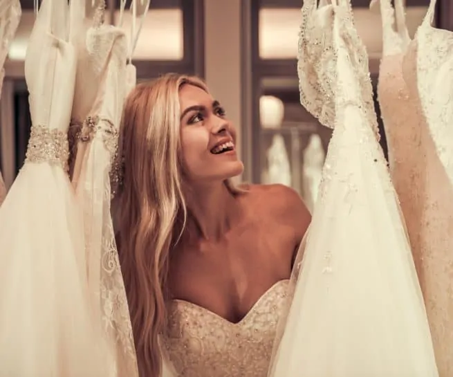 Menyasszonyi ruhák között