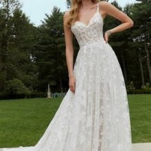 Elegáns A vonalú menyasszonyi ruha gyönyörű virágalakú hímzéssel, mély V kivágással és vállpánttal. Style: Morilee "Delilah"