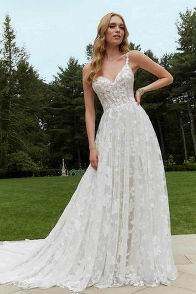 Elegáns A vonalú menyasszonyi ruha gyönyörű virágalakú hímzéssel, mély V kivágással és vállpánttal. Style: Morilee "Delilah"