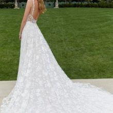 Elegáns A vonalú menyasszonyi ruha gyönyörű virágalakú hímzéssel, mély V kivágással és vállpánttal. Style: Morilee "Delilah" Hátulról