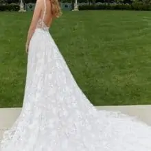Elegáns A vonalú menyasszonyi ruha gyönyörű virágalakú hímzéssel, mély V kivágással és vállpánttal. Style: Morilee "Delilah" Hátulról