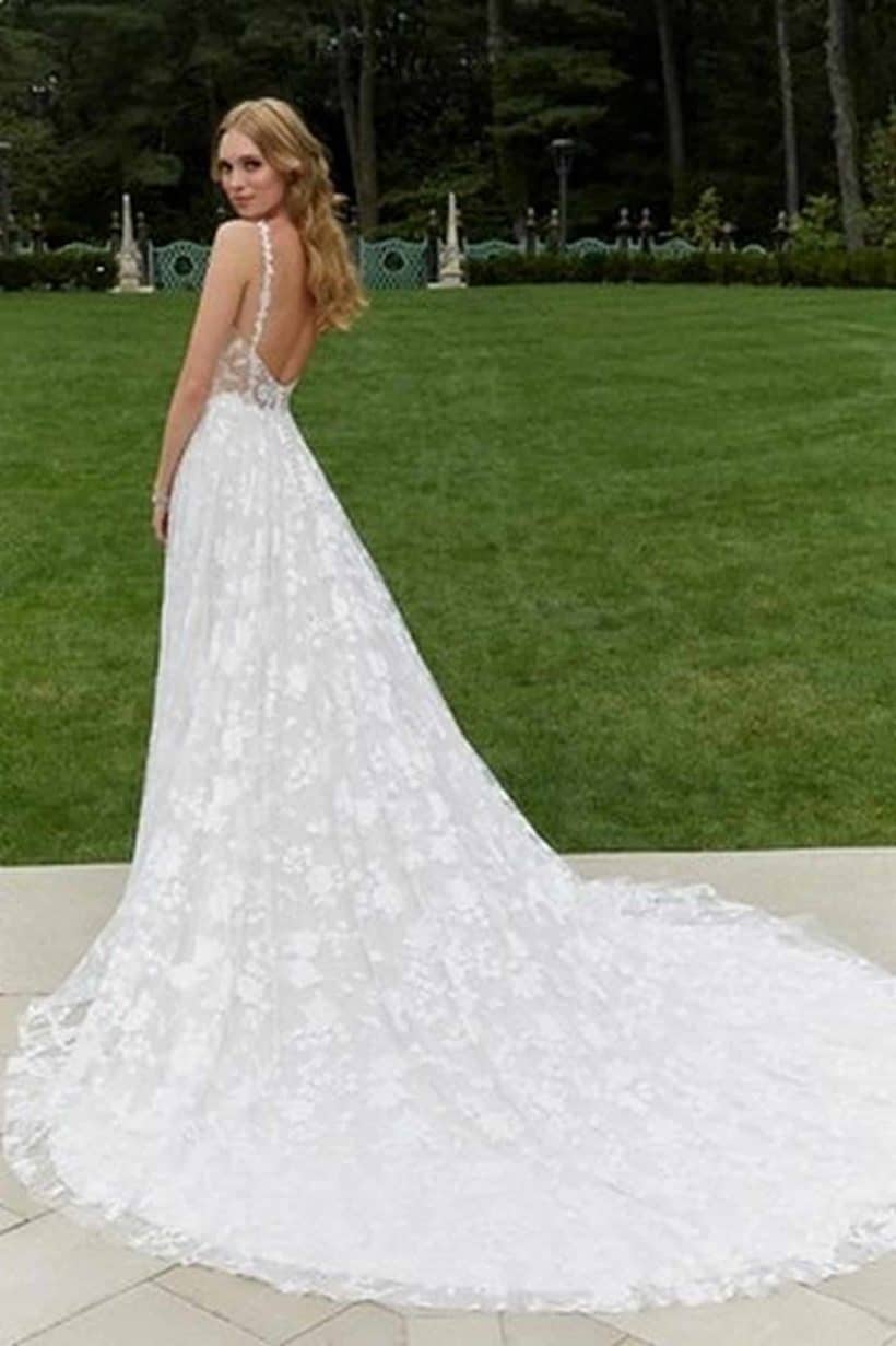 Elegáns A vonalú menyasszonyi ruha gyönyörű virágalakú hímzéssel, mély V kivágással és vállpánttal. Style: Morilee "Delilah" Hátulról