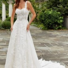 csipkés klasszikus menyasszonyi ruha