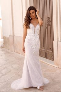 Boho stílusú, fiatalos menyasszonyi ruha a Made Lane kollekcióból. Sellő fazonú, vállpántos, légiesen könnyed csipkéből készült modell, elegáns V kivágással. Egyedisége a ruha tartozékát képző levehető organza felsőszoknya. Elölről fotózva 01