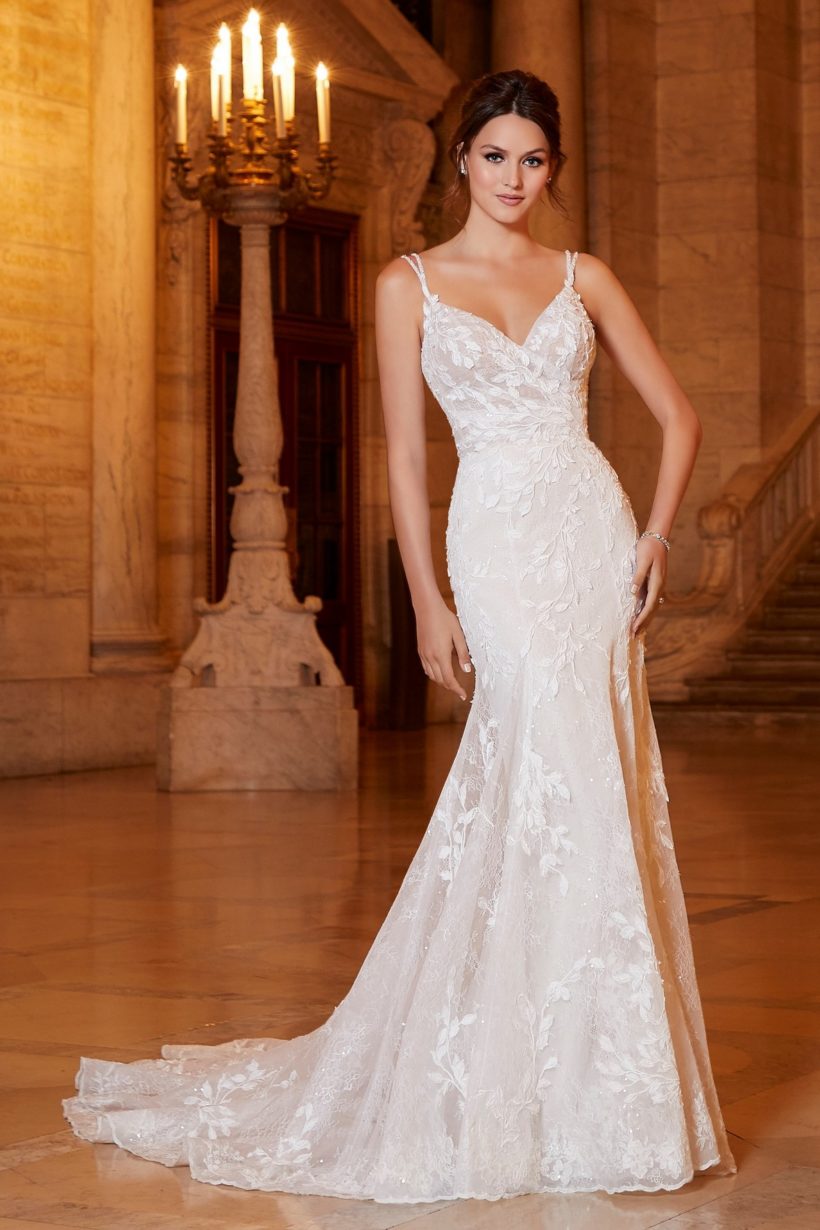 Háromdimenziós hímzéssel díszített Chantilly csipke sellő fazonú menyasszonyi ruha V kivágással és vékony vállpánttal. Igazi luxus a Madeline Gardner Signature kollekcióból! Style: Arcadia Elölről fotózva