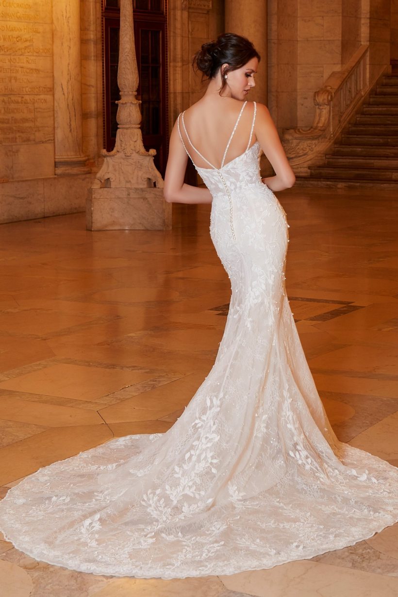 Háromdimenziós hímzéssel díszített Chantilly csipke sellő fazonú menyasszonyi ruha V kivágással és vékony vállpánttal. Igazi luxus a Madeline Gardner Signature kollekcióból! Style: Arcadia Hátulról fotózva