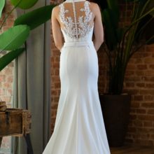 Elegáns és romantikus sellő fazonú crepe menyasszonyi ruha halter nyakkivágással és magasan szabott szoknyával. A masnival díszített lecsatolható tüll szoknya teszi a modellt teljessé. Style: Palacio a spanyol Higar Novias divatház Manu Garcia kollekciójából. Modell: Csonka Rebeka /Magyarország Szépe 2019 - második udvarhölgy/ Hátulról fotózva