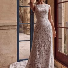 Csónakkivágású, ejtett vállú, bohém stílusú, A vonalú esküvői ruha mély hátkivágással az Evie Young menyasszonyi ruha kollekcióból. Style: Arrow Elölről fotózva