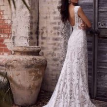 Csónakkivágású, ejtett vállú, bohém stílusú, A vonalú esküvői ruha mély hátkivágással az Evie Young menyasszonyi ruha kollekcióból. Style: Arrow Hátulról fotózva