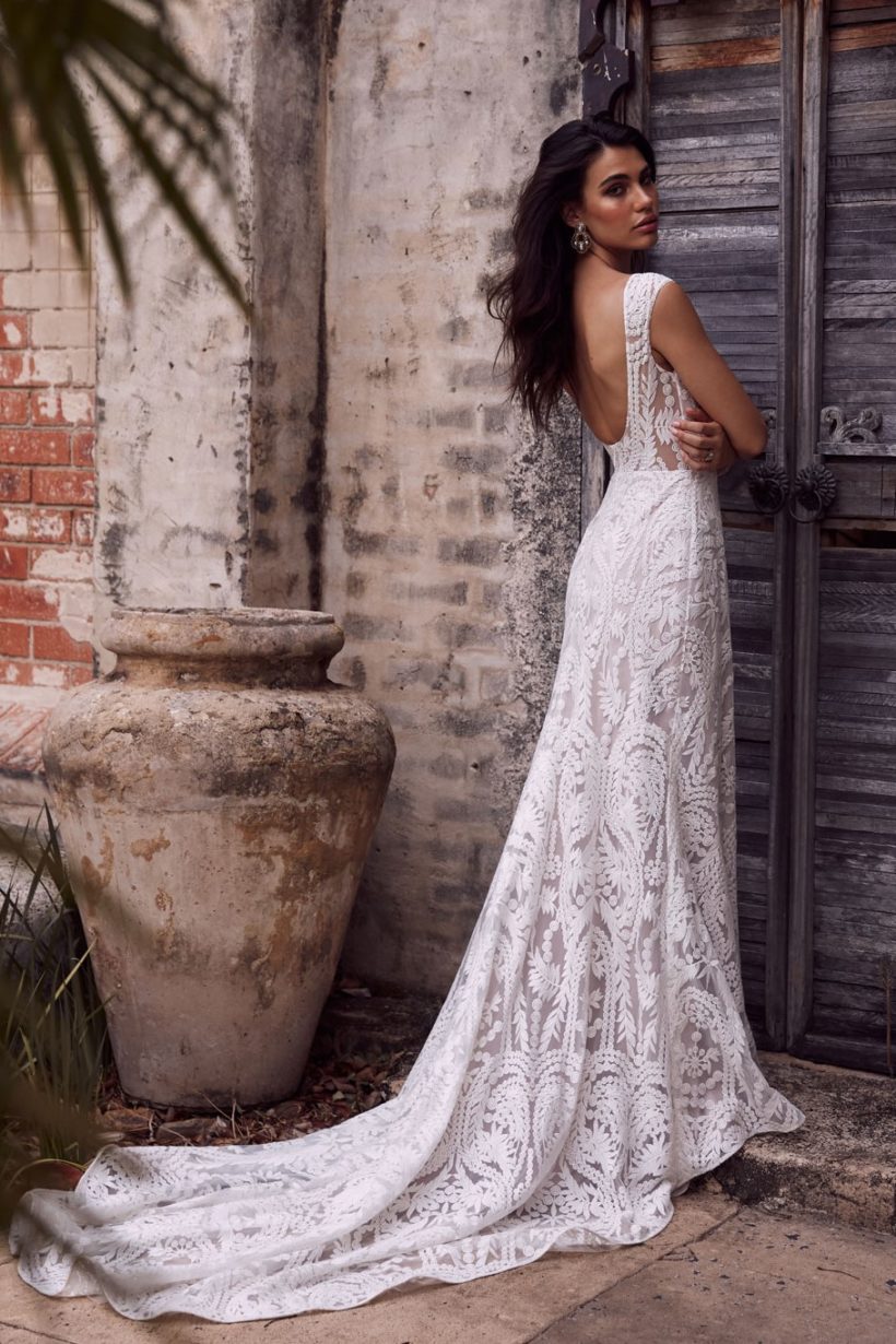 Csónakkivágású, ejtett vállú, bohém stílusú, A vonalú esküvői ruha mély hátkivágással az Evie Young menyasszonyi ruha kollekcióból. Style: Arrow Hátulról fotózva