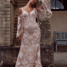 Hippie,bohó stílusú de mégis elegány lágy esésű, vállpántos, egyedi csipke díszítésű tüll menyasszonyi ruha levehető ujjakkal az Evie Young esküvői ruha kollekcióból. Style: Ember elölről