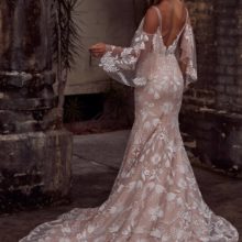 Hippie,bohó stílusú de mégis elegány lágy esésű, vállpántos, egyedi csipke díszítésű tüll menyasszonyi ruha levehető ujjakkal az Evie Young esküvői ruha kollekcióból. Style: Ember hátulrol 2.0