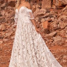 Különleges hímzett csipkével díszített A vonalú menyasszonyi ruha mély - tüllbetéttel kombinált -szív alakú kivágással. Érdekessége a bő, levehető csipkeujj, mely bohém külsőt kölcsönöz a modellnek. Egy igazán rendkívüli darab az Evie Young esküvői ruha kollekcióból! Style: Wyatt. Image fotó