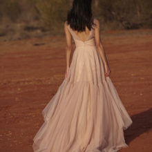 Trendi, A vonalú tüll menyasszonyi ruha vékony vállpánttal és szív alakú kivágással. Az elegáns megjelenést a ruha anyagából készült széles öv adja. Style "Liberty" az Evie Young 2021 évi "Outback" kollekcióból. Hátulról fotózva