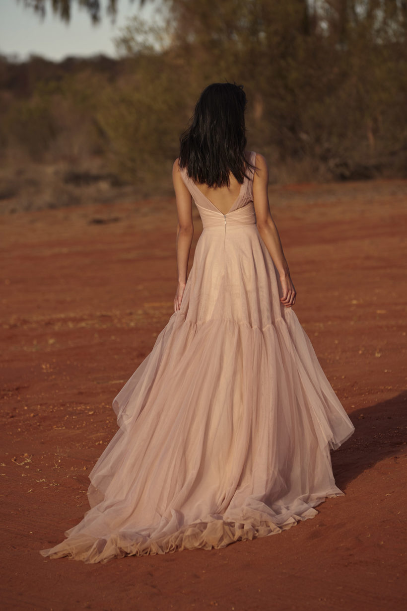 Trendi, A vonalú tüll menyasszonyi ruha vékony vállpánttal és szív alakú kivágással. Az elegáns megjelenést a ruha anyagából készült széles öv adja. Style "Liberty" az Evie Young 2021 évi "Outback" kollekcióból. Hátulról fotózva
