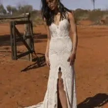 Vintage esküvőkre ajánljuk ezt a különleges matt csipkéből készült, elöl magasan sliccelt, sellő fazonú menyasszonyi ruhát az Evie Young 2021 évi "Outback" kollekcióból. A ruha bohó jellegét a különleges, lecsatolható ejtett váll biztosítja. Style: Rue. Image fotó