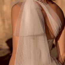 Romantikus, fodros tüll menyasszonyi ruha modern hercegnőknek, flitterekkel díszített csipkebodyval és félvállas tüll kiegészítővel a Madi Lane 2021 évi menyasszonyi ruha kollekcióból. Style: Bella. Hátulról közelről fotózva