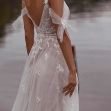 Romantikus, vintage stílusú, A vonalú csipke menyasszonyi ruha bájos tüll vállrésszel Style: Madi Lane "Calissa" Hátulról közelről fotózva