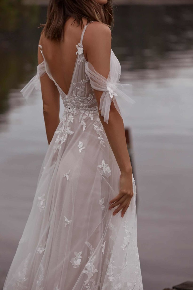 Romantikus, vintage stílusú, A vonalú csipke menyasszonyi ruha bájos tüll vállrésszel Style: Madi Lane "Calissa" Hátulról közelről fotózva