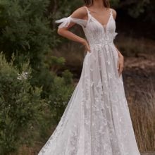 Romantikus, vintage stílusú, A vonalú csipke menyasszonyi ruha bájos tüll vállrésszel Style: Madi Lane "Calissa" Elölről fotózva