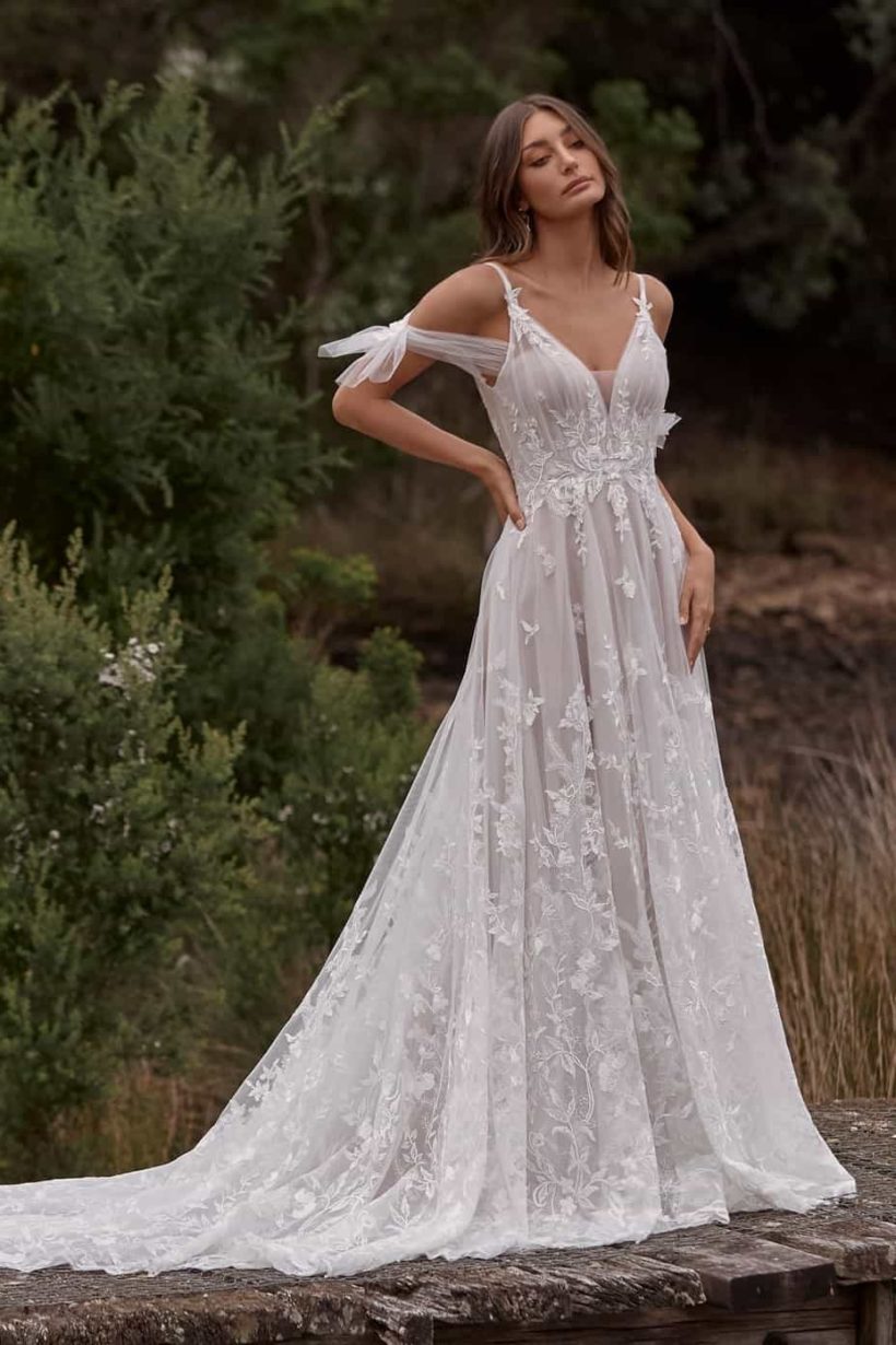 Romantikus, vintage stílusú, A vonalú csipke menyasszonyi ruha bájos tüll vállrésszel Style: Madi Lane "Calissa" Elölről fotózva