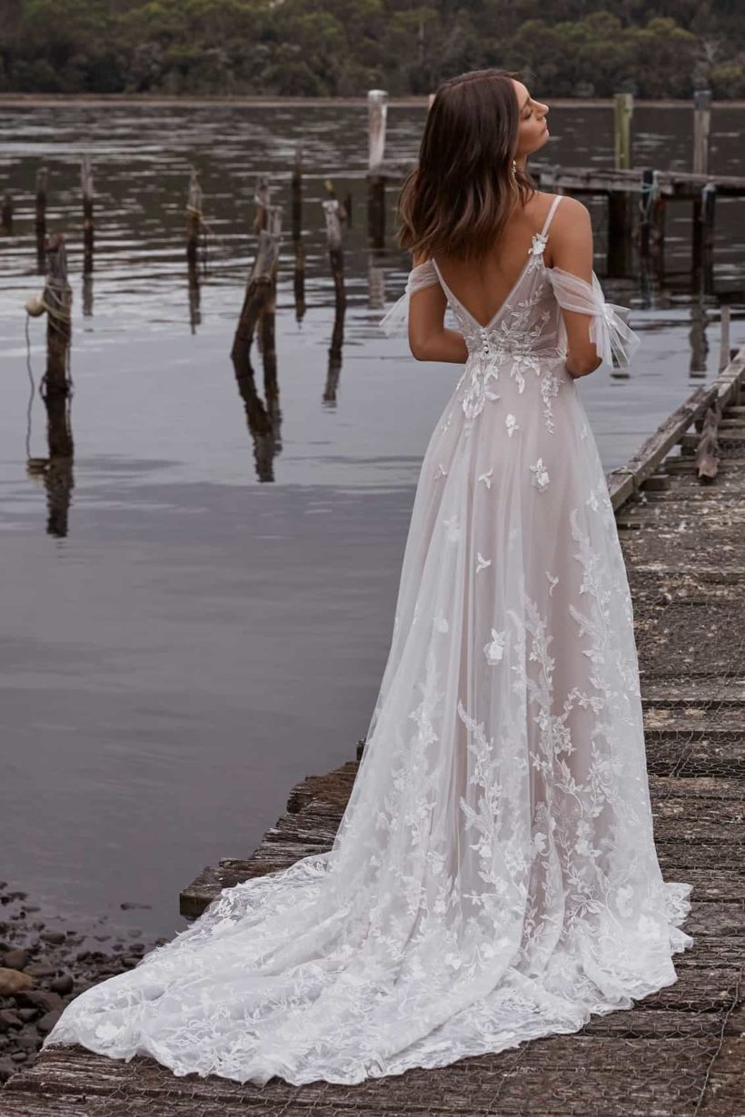 Romantikus, vintage stílusú, A vonalú csipke menyasszonyi ruha bájos tüll vállrésszel Style: Madi Lane "Calissa" Hátulról fotózva