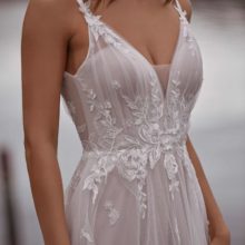 Romantikus, vintage stílusú, A vonalú csipke menyasszonyi ruha bájos tüll vállrésszel Style: Madi Lane "Calissa" Közelről fotózva