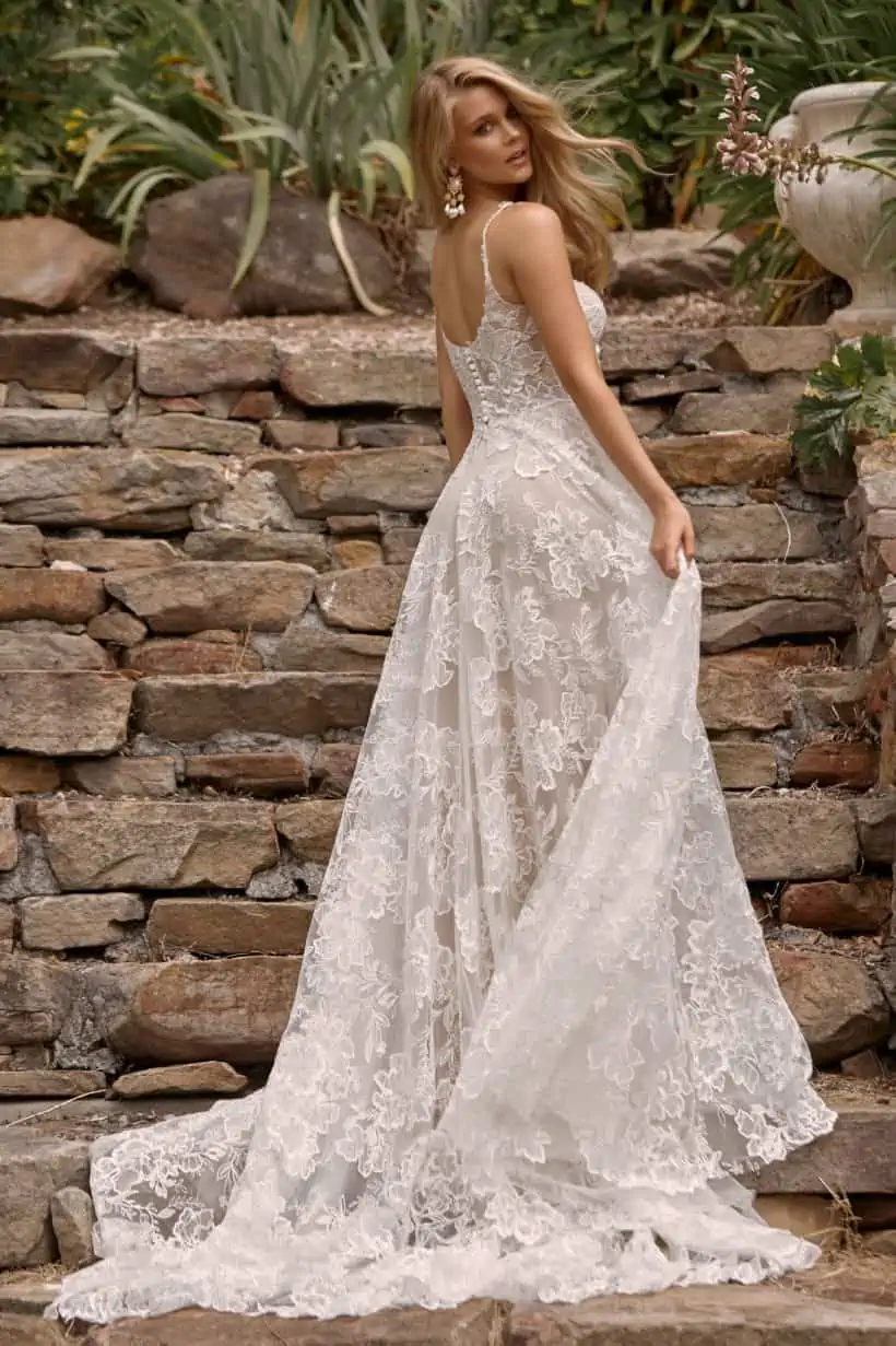 Bohém jellegő, romantikus esküvői ruha a Madi Lane kínálatában. Finom csipkéből készült A vonalú, vállpántos modell. Style: Cleo Hátulról fotózva