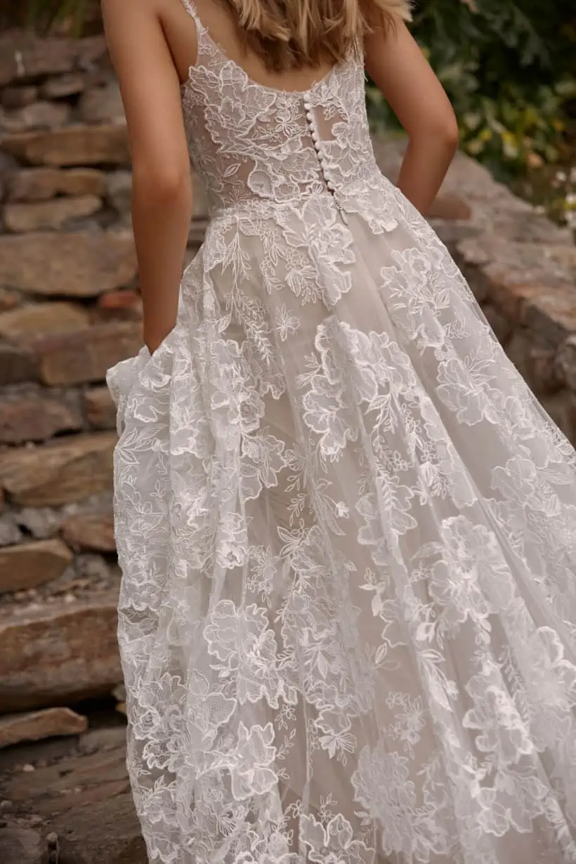 Bohém jellegő, romantikus esküvői ruha a Madi Lane kínálatában. Finom csipkéből készült A vonalú, vállpántos modell. Style: Cleo. csipke