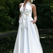 A voanlú, szatén menyasszonyi ruha halter nyakkal, rejtett zsebekkel és feltűnő masnival a derekán. Style: Jesus Peiro 956. Modell: Király Lili /Miss Balaton 2014, Diamond of the World 2017/ Image