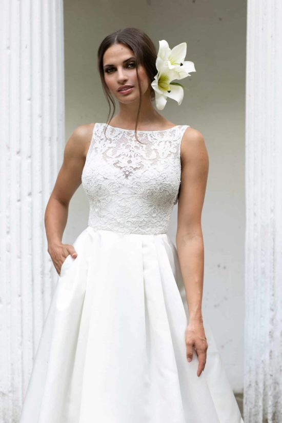 Minimalista 79 Bájos és modern, elegáns és visszafogott ez a Jesus Peiro modell. A vonalú, hercegnős esküvői ruha. Szatén szoknya és zárt csipkebody érdekes kombinációja. Style: 961. Modell: Király Lili /Miss Balaton 2014, Diamond of the World 2017/ Közelről fotózva