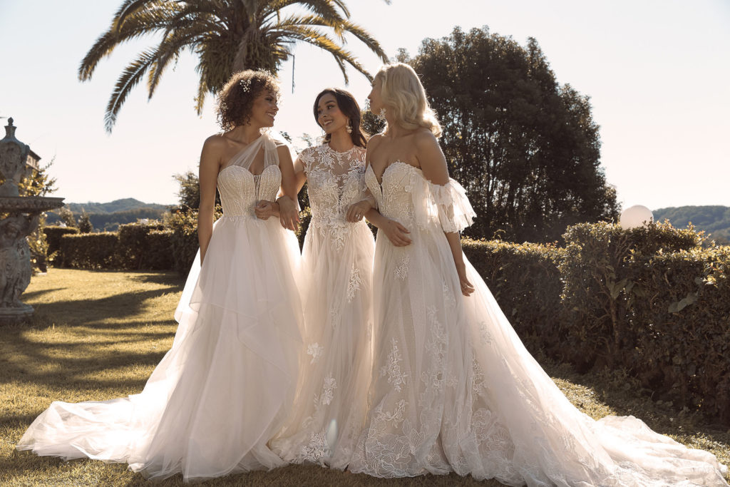 Madi Lane menyasszonyi ruha kollekciójának "Bella" modellje csoportképen