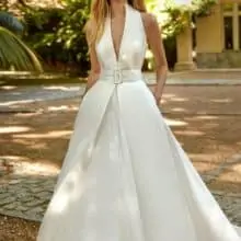 Minimál stílusú, visszafogott, hecegnős mikádó esküvői ruha divatos halter nyakmegoldással. Style: Higar Novias "Egipto"