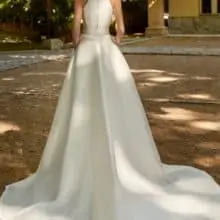 Minimál stílusú, visszafogott, hecegnős mikádó esküvői ruha divatos halter nyakmegoldással. Style: Higar Novias "Egipto" Hátulról fotózva