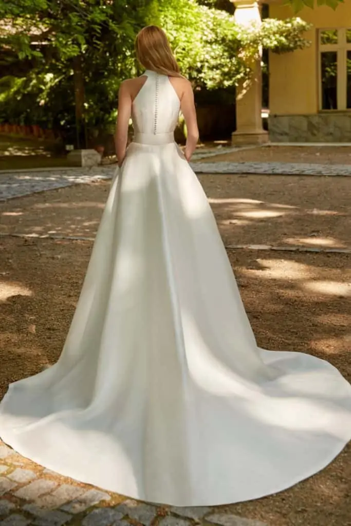 Minimál stílusú, visszafogott, hecegnős mikádó esküvői ruha divatos halter nyakmegoldással. Style: Higar Novias "Egipto" Hátulról fotózva