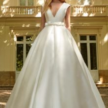 Elegáns, klasszikus, ugyanakkor modern, de mindenekfelett rendkívül nőies esküvői ruha hatalmas, hercegnős szoknyával és szolíd V kivágással. Style: Higar Novias "Evelyn"
