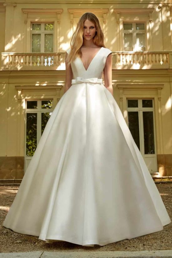 Elegáns, klasszikus, ugyanakkor modern, de mindenekfelett rendkívül nőies esküvői ruha hatalmas, hercegnős szoknyával és szolíd V kivágással. Style: Higar Novias "Evelyn"
