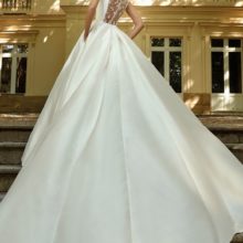Elegáns, klasszikus, ugyanakkor modern, de mindenekfelett rendkívül nőies esküvői ruha hatalmas, hercegnős szoknyával és szolíd V kivágással. Style: Higar Novias "Evelyn" Hátulról fotózva