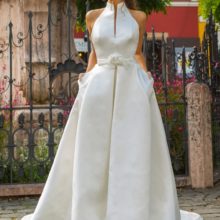 A vonalú, halter nyakú elegáns, letisztult, minimalista menyasszonyi ruha a 2022 évi Jesus Peiro kollekciónkból. Style: 150. Modell: Kecskés Enikő, Miss Universe Hungary szépségkirálynő, Fotó: Dévai Zoltán, Helyszín: Szentendre.